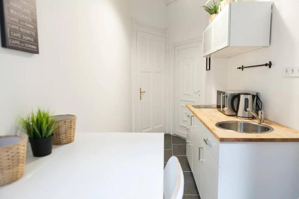 Central 30M2 A/C Apartment, 3 Min From Ny Cafe Budapest Eksteriør billede